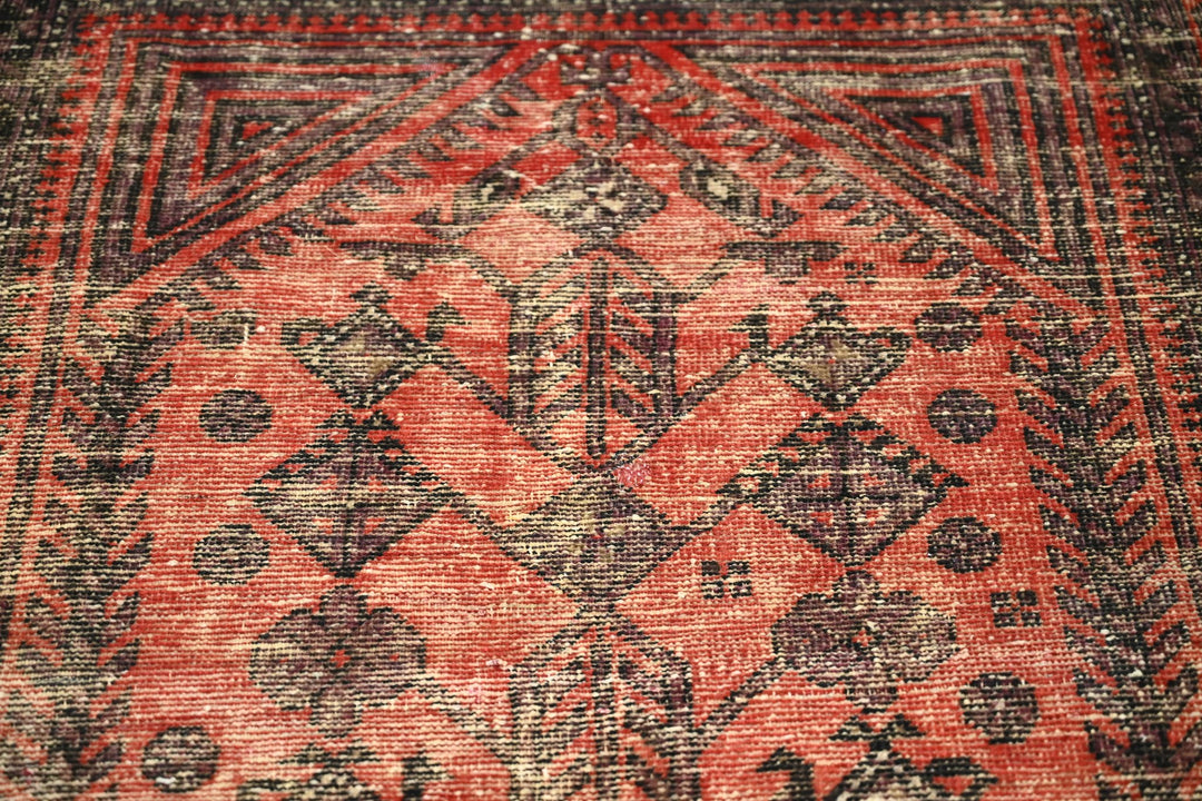 red Medium rug 4' 3" x 7' 9"