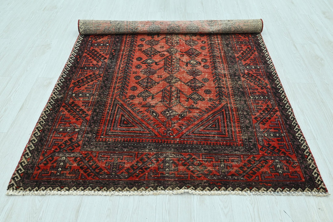 red Medium rug 4' 3" x 7' 9"