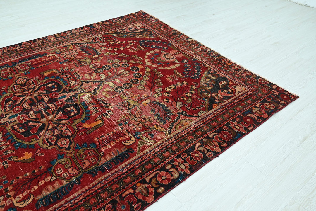 red Large rug 6' 7" x 9' 10"