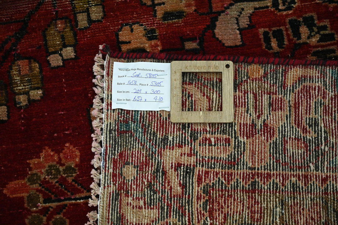 red Large rug 6' 7" x 9' 10"