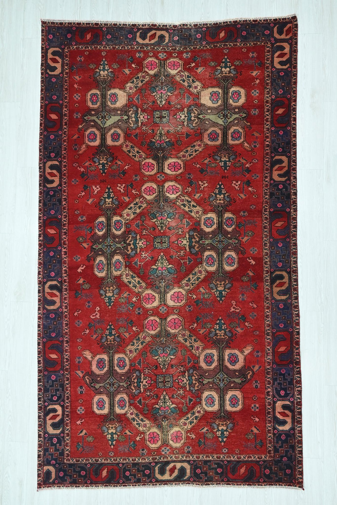 red Large rug 5' 5" x 9' 10"