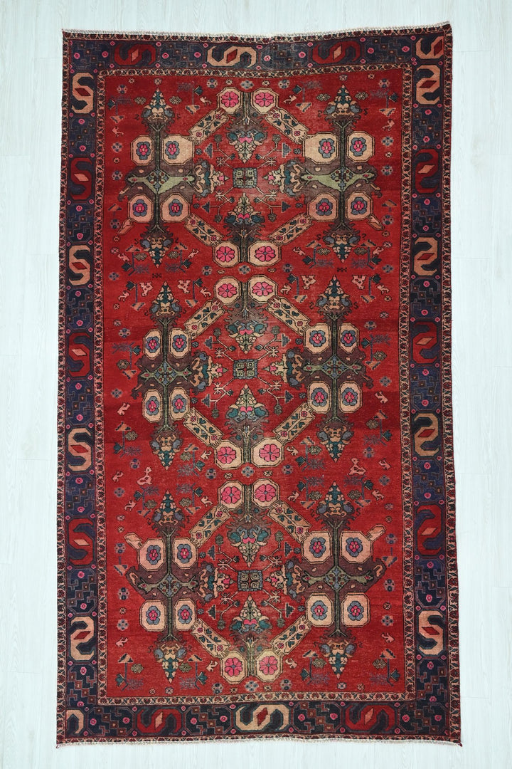 red Large rug 5' 5" x 9' 10"