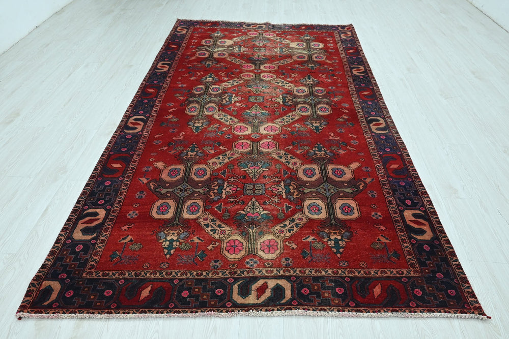 red Large rug 5' 5" x 9' 10"