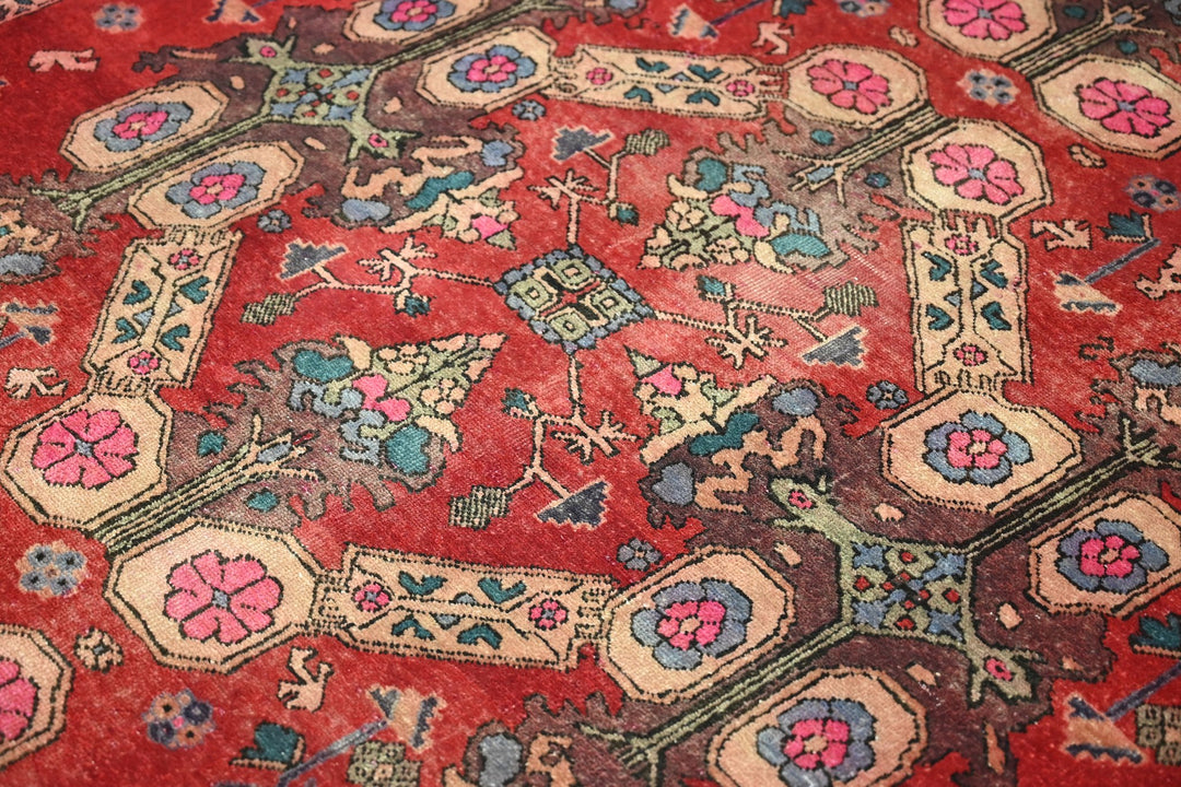 red Large rug 5' 5" x 9' 10"