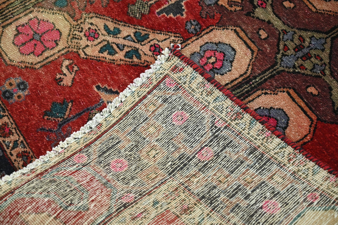 red Large rug 5' 5" x 9' 10"