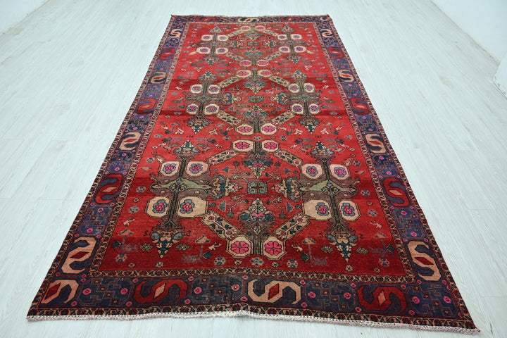red Large rug 5' 5" x 9' 10"