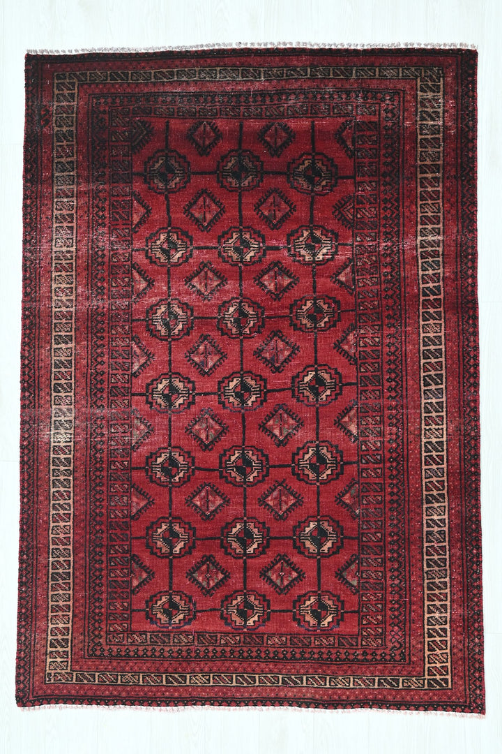 red Accent rug 3' 11" x 6' 1"