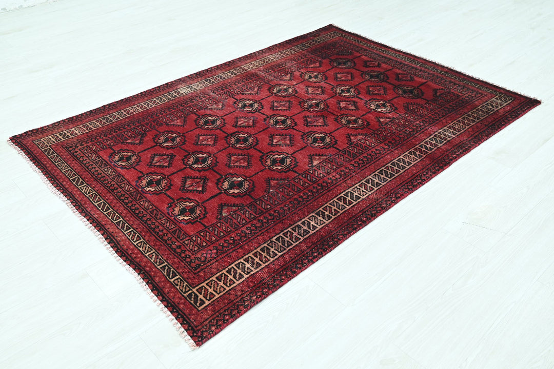 red Accent rug 3' 11" x 6' 1"