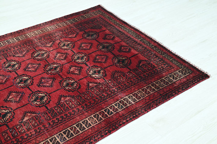 red Accent rug 3' 11" x 6' 1"