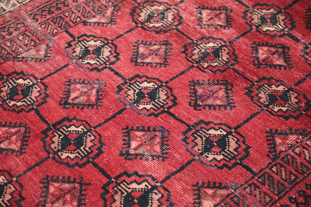 red Accent rug 3' 11" x 6' 1"