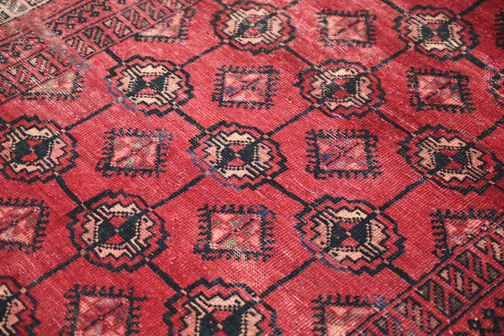 red Accent rug 3' 11" x 6' 1"