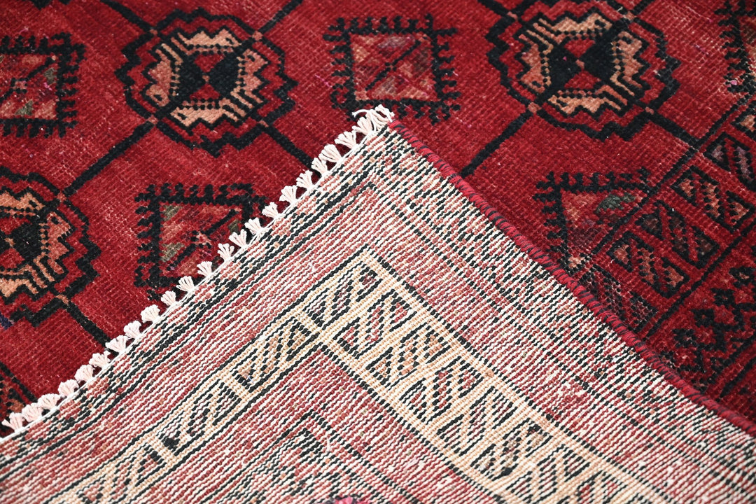 red Accent rug 3' 11" x 6' 1"