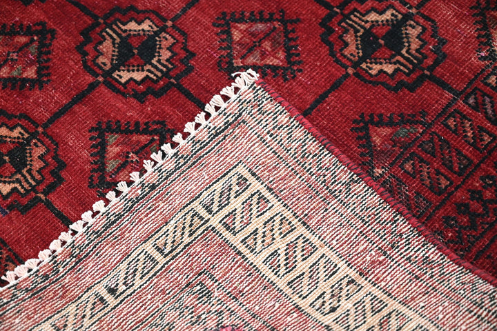 red Accent rug 3' 11" x 6' 1"