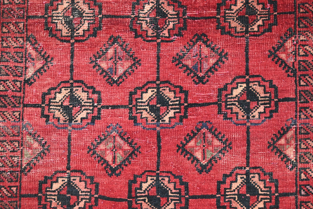 red Accent rug 3' 11" x 6' 1"