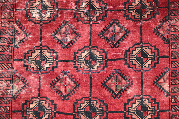 red Accent rug 3' 11" x 6' 1"
