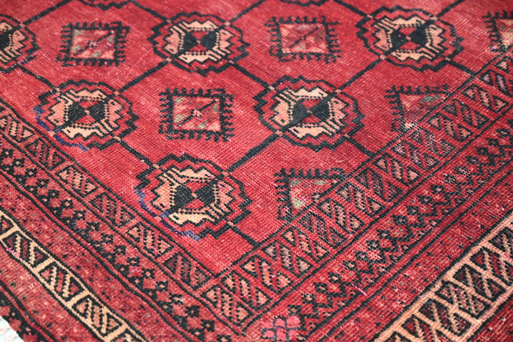 red Accent rug 3' 11" x 6' 1"