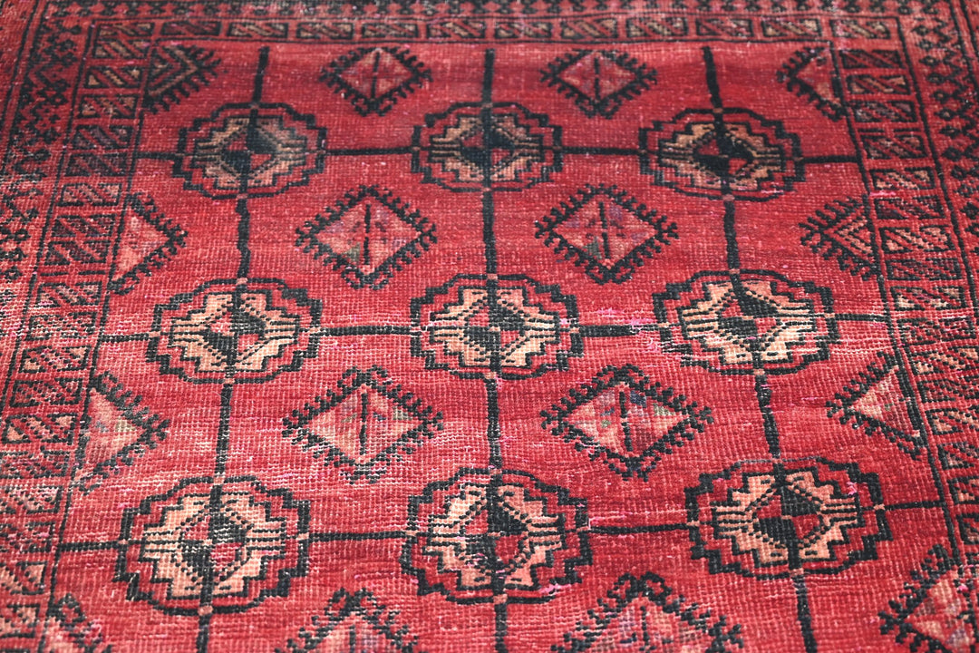 red Accent rug 3' 11" x 6' 1"