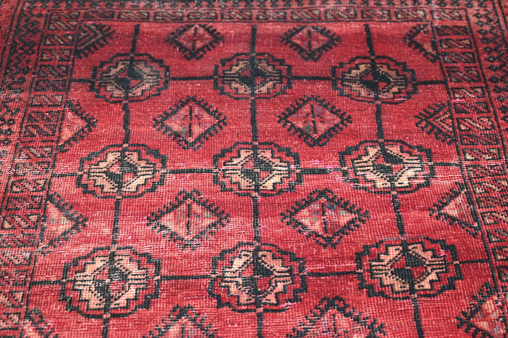 red Accent rug 3' 11" x 6' 1"