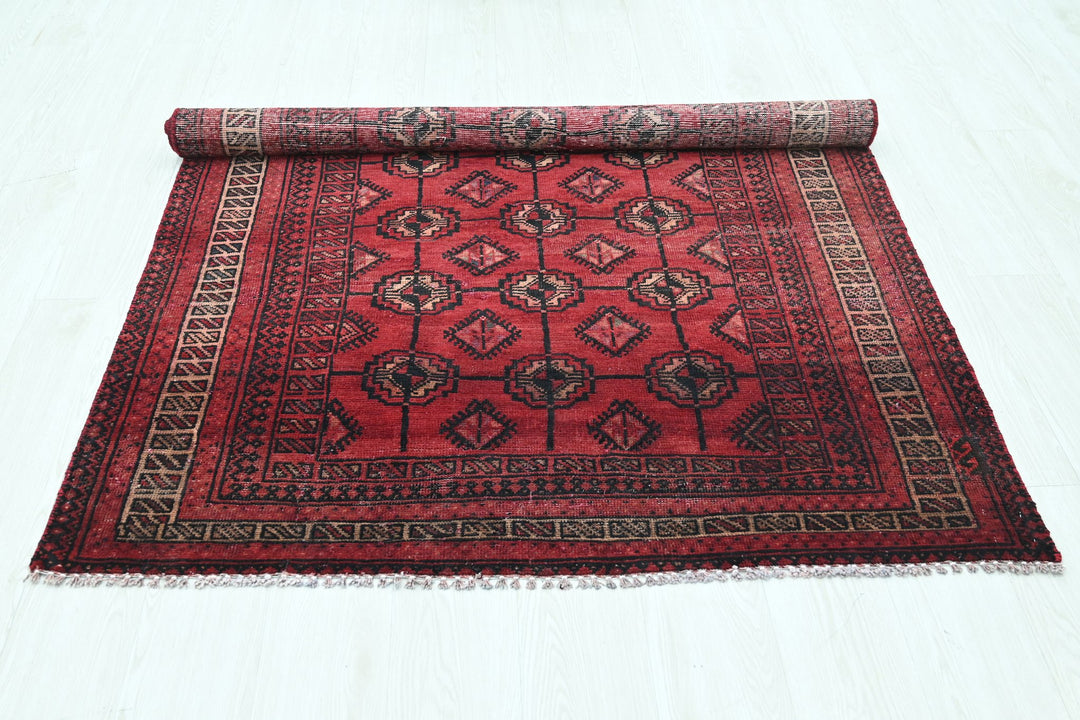 red Accent rug 3' 11" x 6' 1"