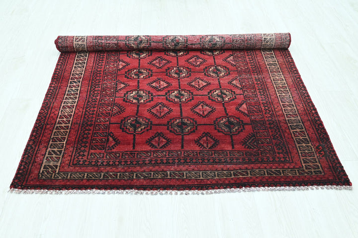 red Accent rug 3' 11" x 6' 1"