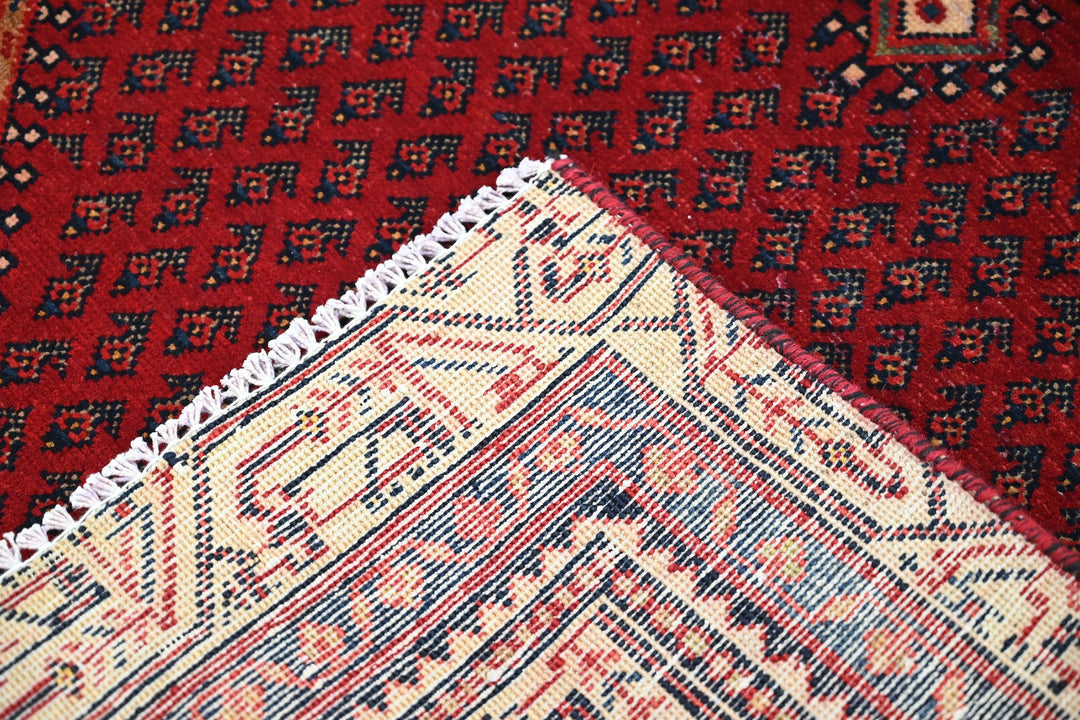 red Accent rug 3' 7" x 6' 5"