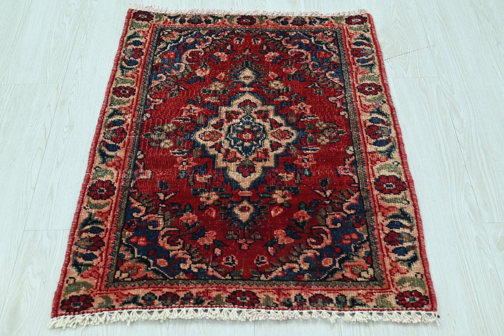 red Accent rug 2' 2" x 3' 0"
