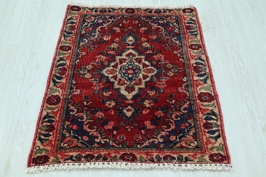 red Accent rug 2' 2" x 3' 0"