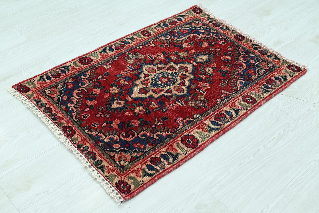 red Accent rug 2' 2" x 3' 0"