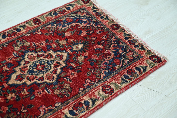 red Accent rug 2' 2" x 3' 0"