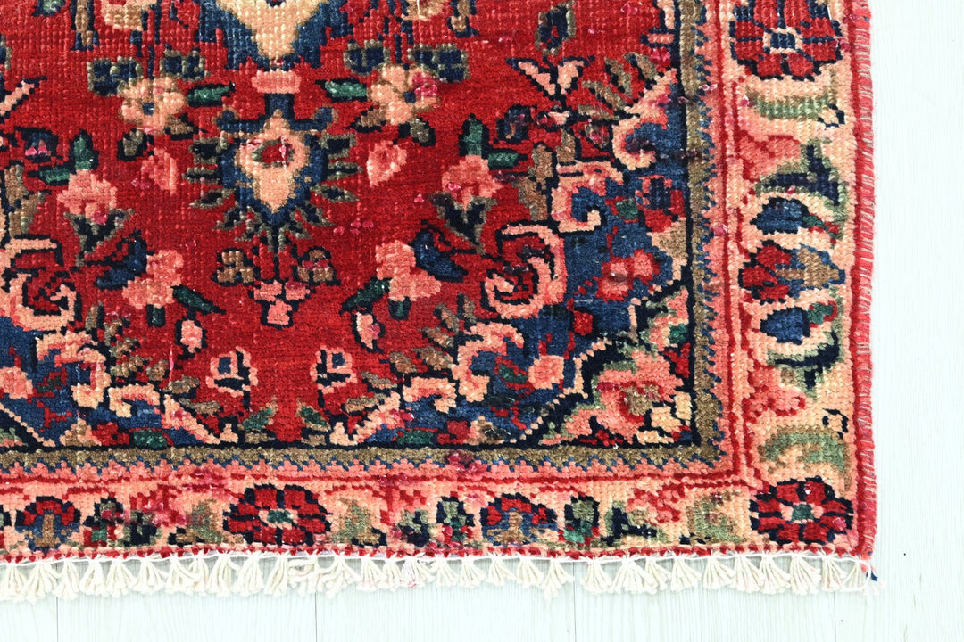 red Accent rug 2' 2" x 3' 0"