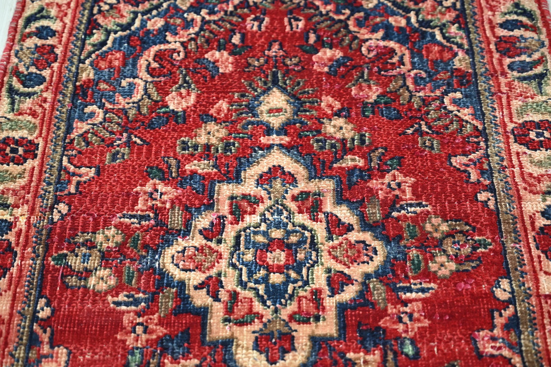 red Accent rug 2' 2" x 3' 0"