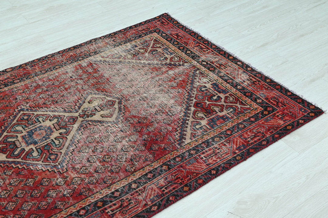 red Accent rug 3' 9" x 6' 4"
