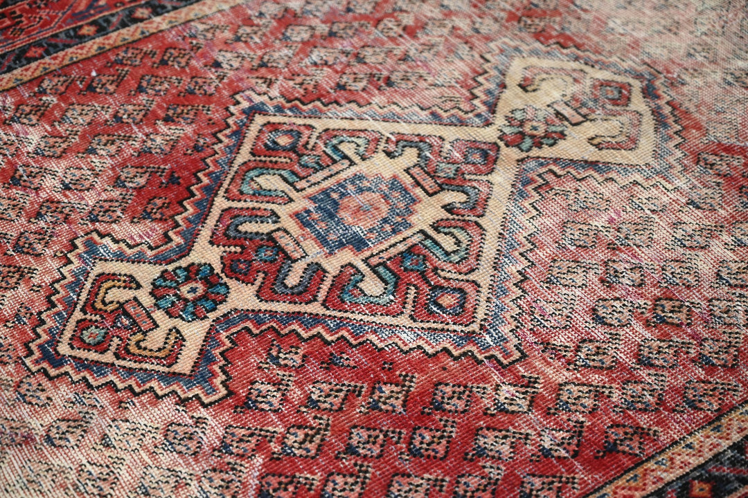 red Accent rug 3' 9" x 6' 4"