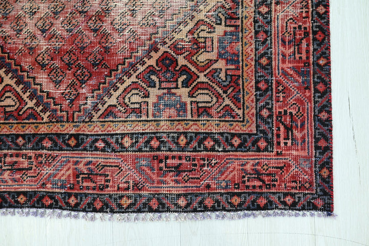 red Accent rug 3' 9" x 6' 4"