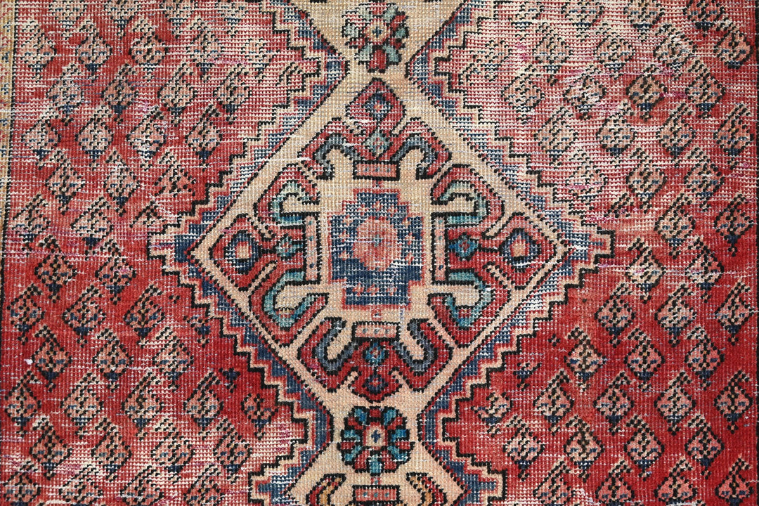 red Accent rug 3' 9" x 6' 4"