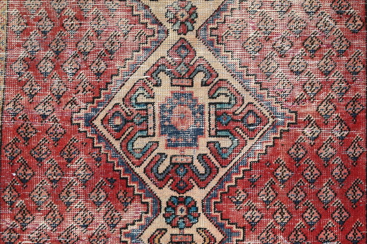red Accent rug 3' 9" x 6' 4"
