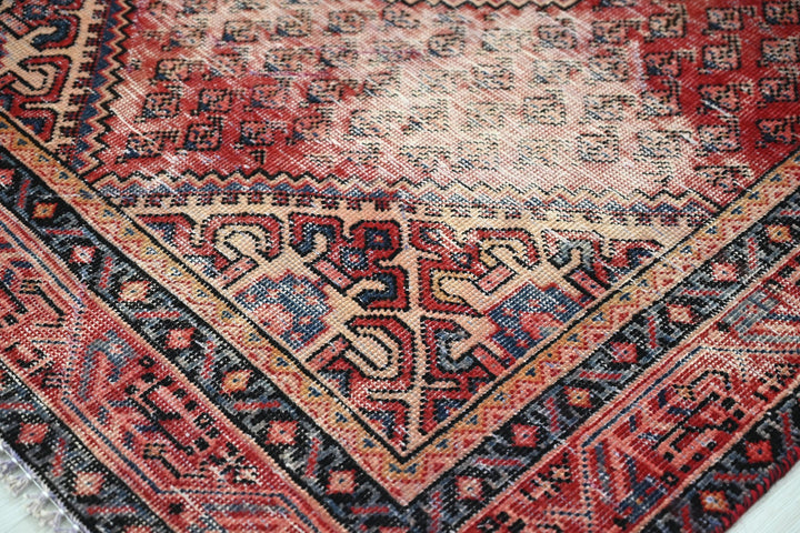 red Accent rug 3' 9" x 6' 4"