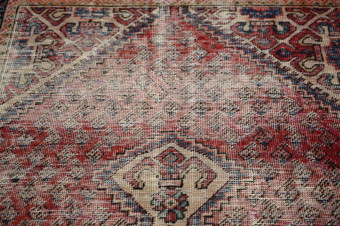 red Accent rug 3' 9" x 6' 4"