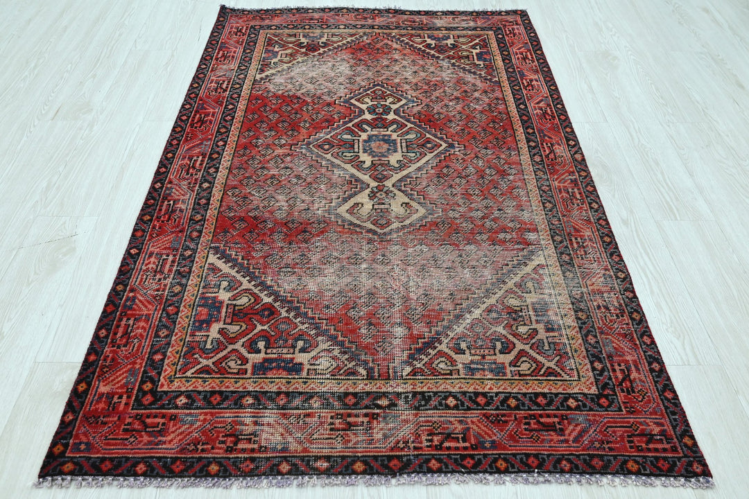 red Accent rug 3' 9" x 6' 4"
