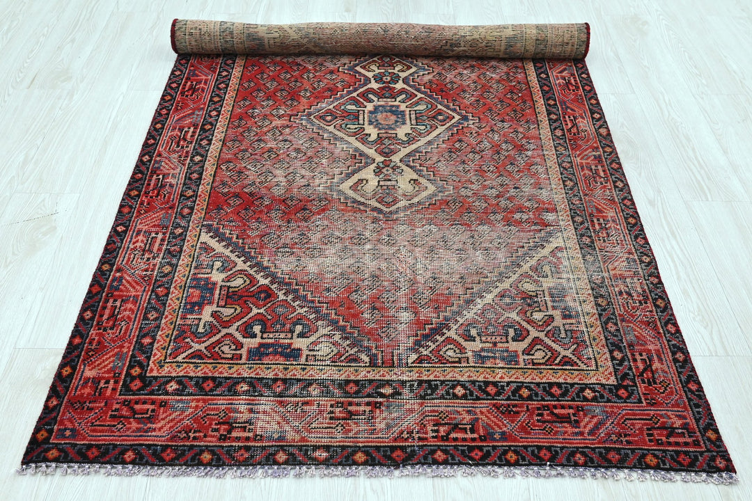 red Accent rug 3' 9" x 6' 4"