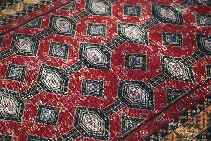 red Medium rug 3' 4" x 6' 9"
