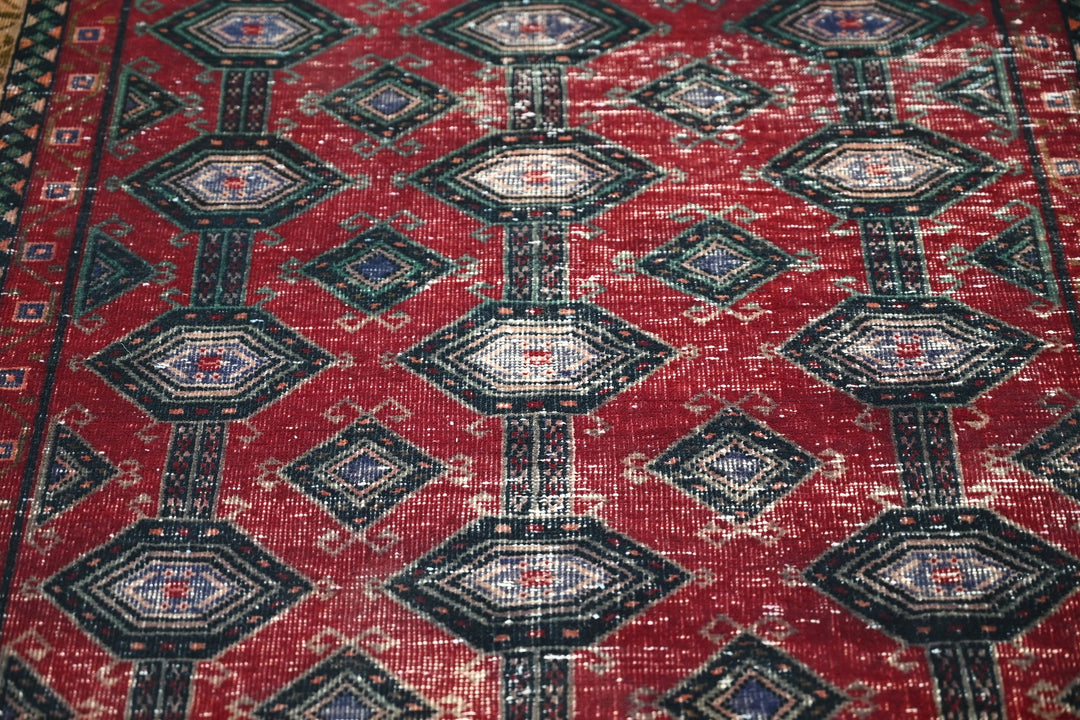 red Medium rug 3' 4" x 6' 9"