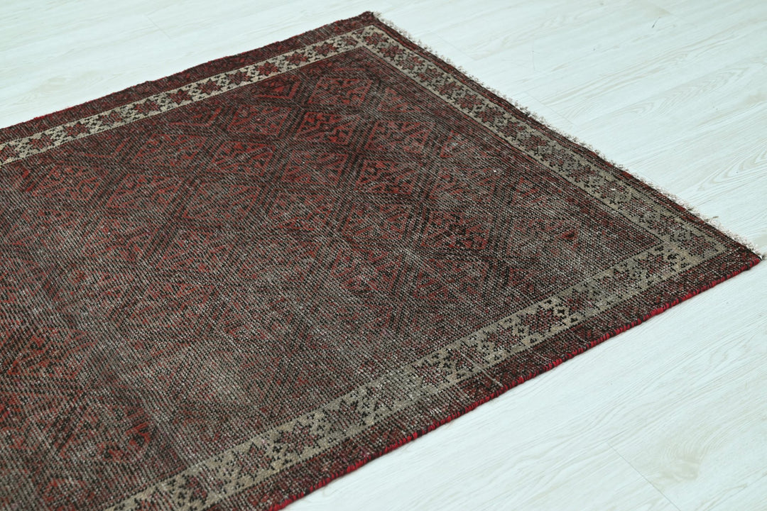 brown Accent rug 3' 6" x 5' 10"