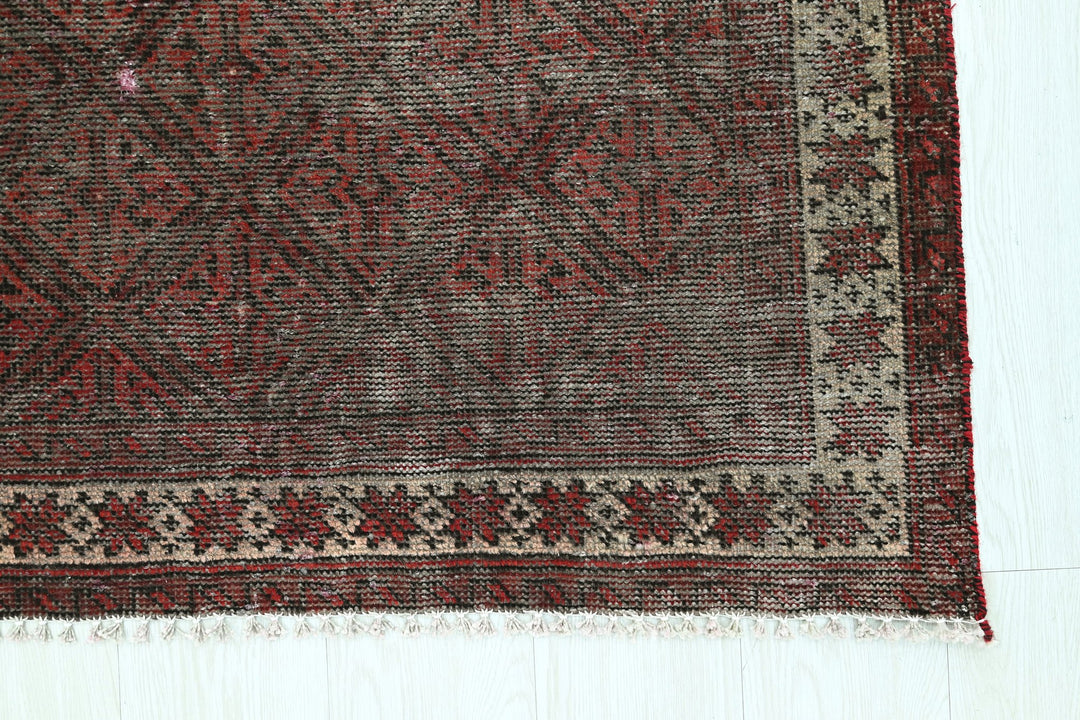 brown Accent rug 3' 6" x 5' 10"