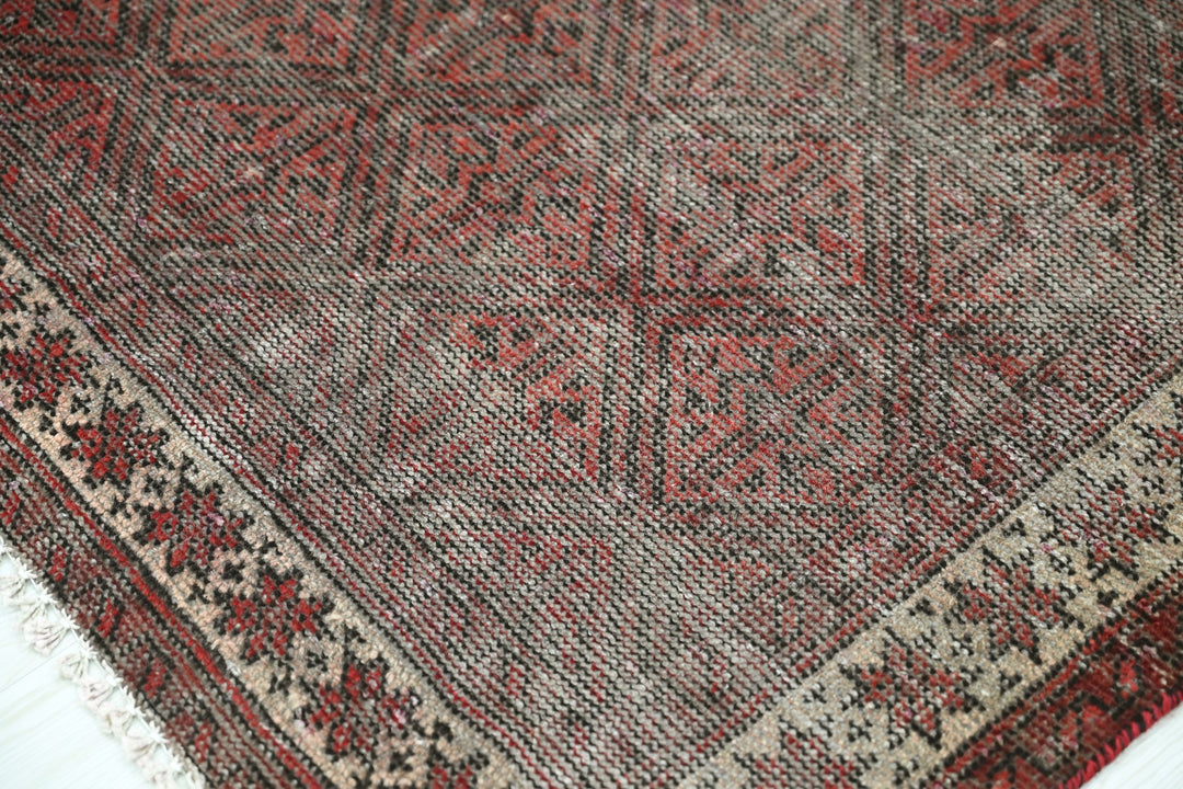 brown Accent rug 3' 6" x 5' 10"