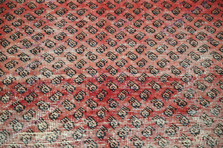 red Accent rug 3' 10" x 6' 5"