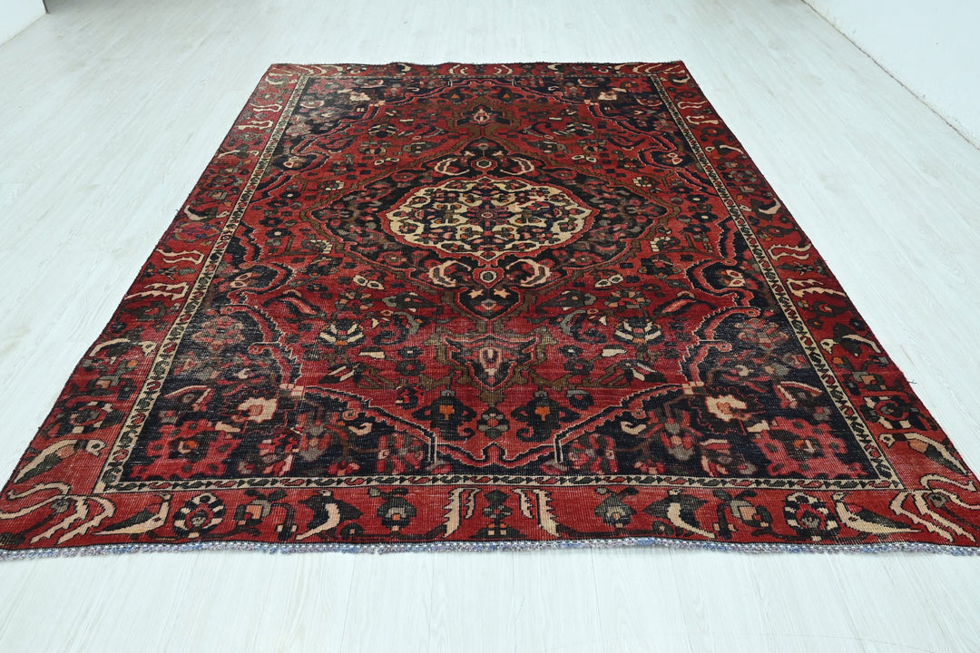 red Large rug 6' 8" x 9' 2"