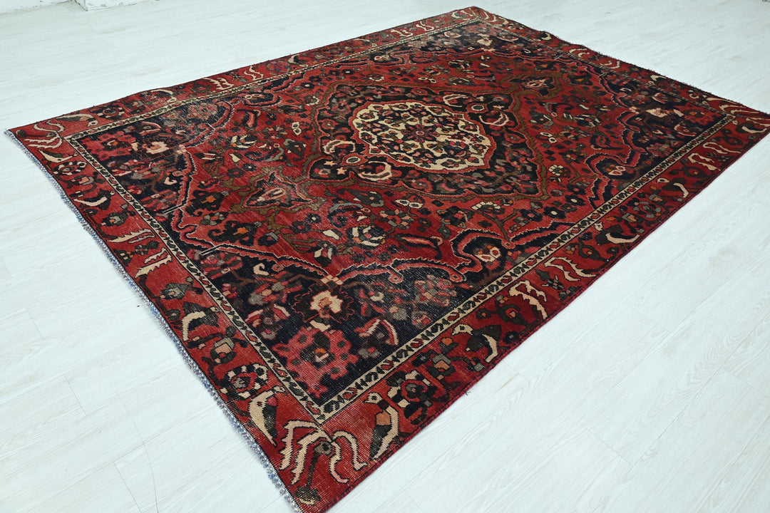 red Large rug 6' 8" x 9' 2"