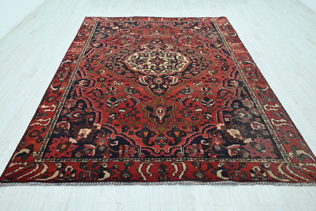 red Large rug 6' 8" x 9' 2"