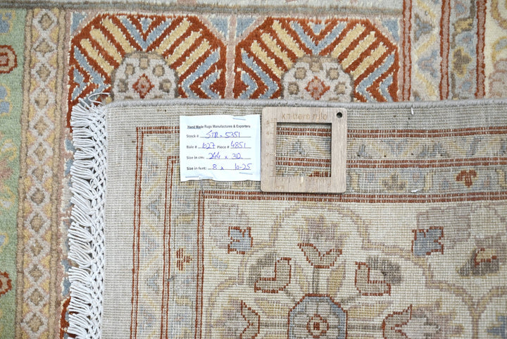 white Large rug 8' 0" x 10' 3"